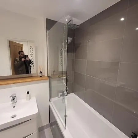 Stylish & Spacious 2 Bed Flat In Strood Rochester Rochester  Exterior photo