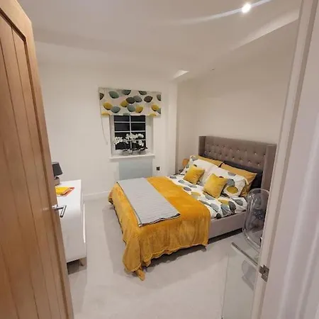 Stylish & Spacious 2 Bed Flat In Strood Rochester Rochester  Exterior photo