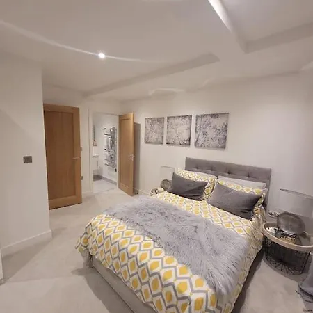Stylish & Spacious 2 Bed Flat In Strood Rochester Rochester  Exterior photo