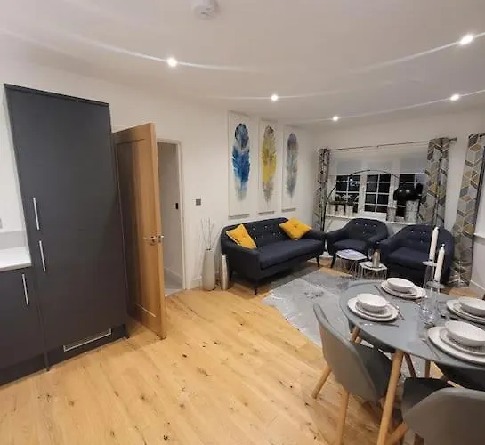 Stylish & Spacious 2 Bed Flat In Strood Rochester