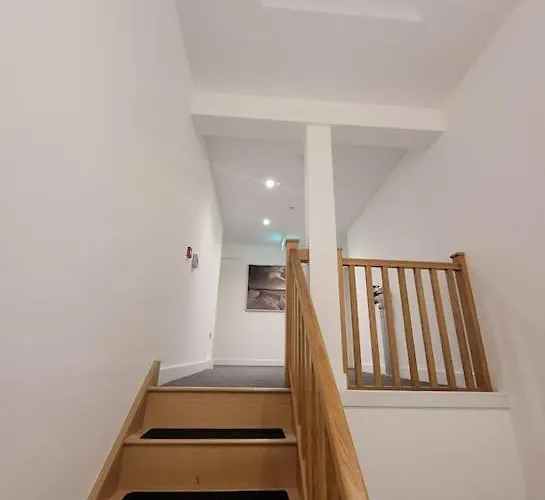 Stylish & Spacious 2 Bed Flat In Strood Rochester