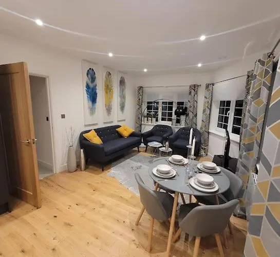 Stylish & Spacious 2 Bed Flat In Strood Rochester