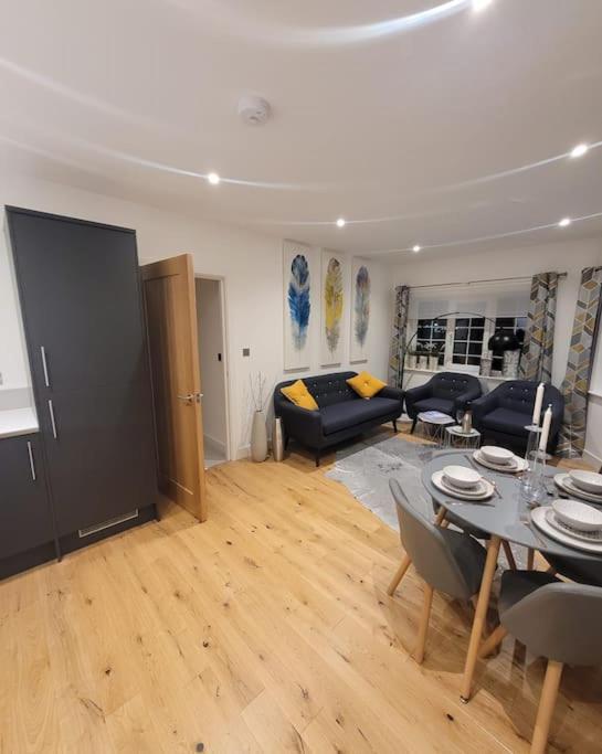 Stylish & Spacious 2 Bed Flat In Strood Rochester