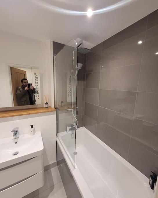 Stylish & Spacious 2 Bed Flat In Strood Rochester Apartment
