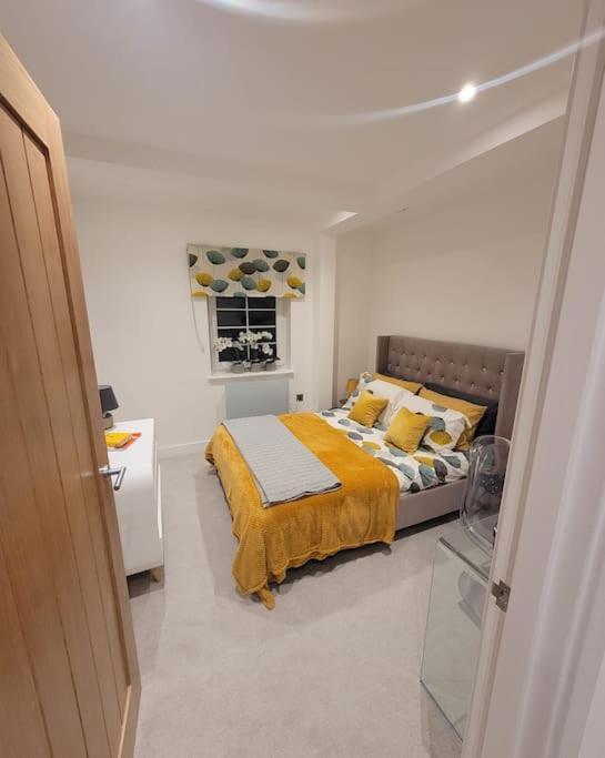 Stylish & Spacious 2 Bed Flat In Strood Rochester Apartment *