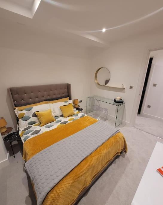 Stylish & Spacious 2 Bed Flat In Strood Rochester Apartment *