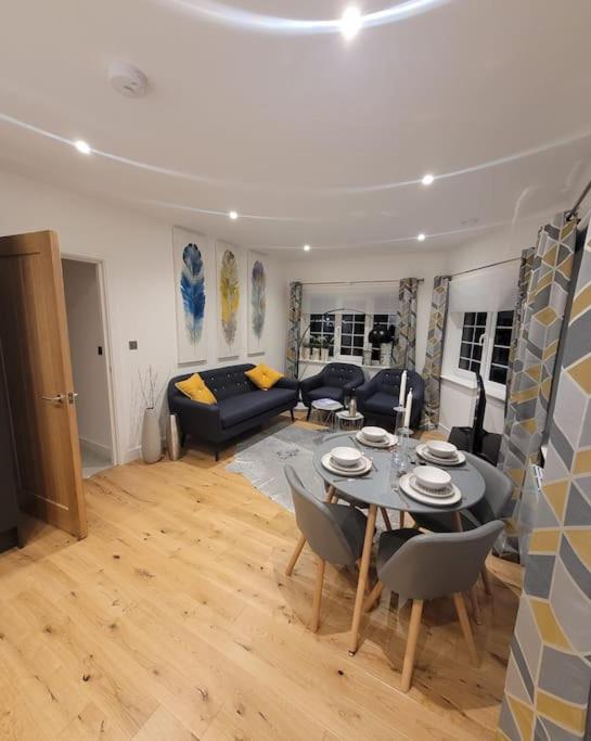Stylish & Spacious 2 Bed Flat In Strood Rochester